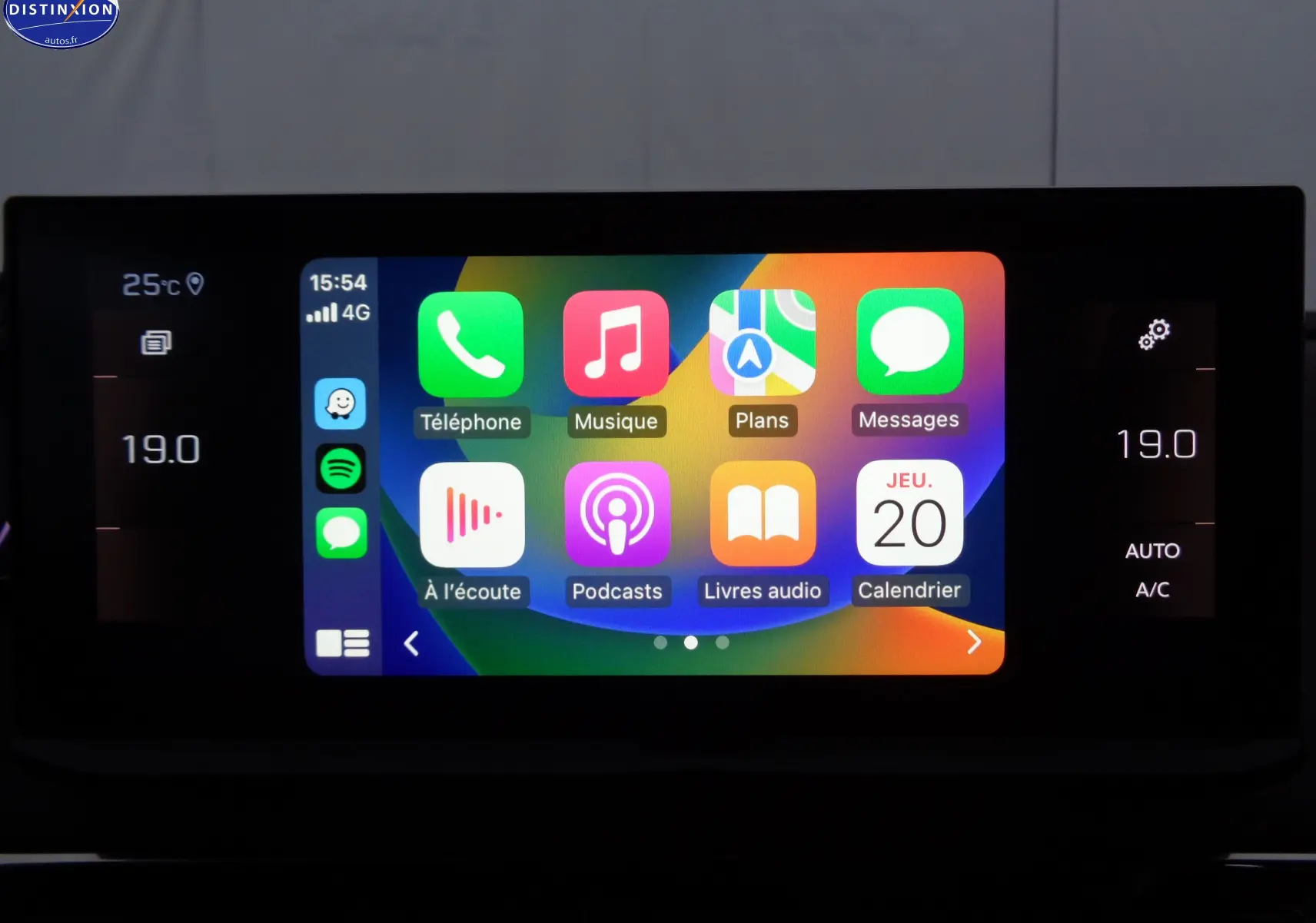 Écran tactile central du Peugeot 3008 noir perle métal 2023 affichant Apple CarPlay et réglage climatisation à 19°C.