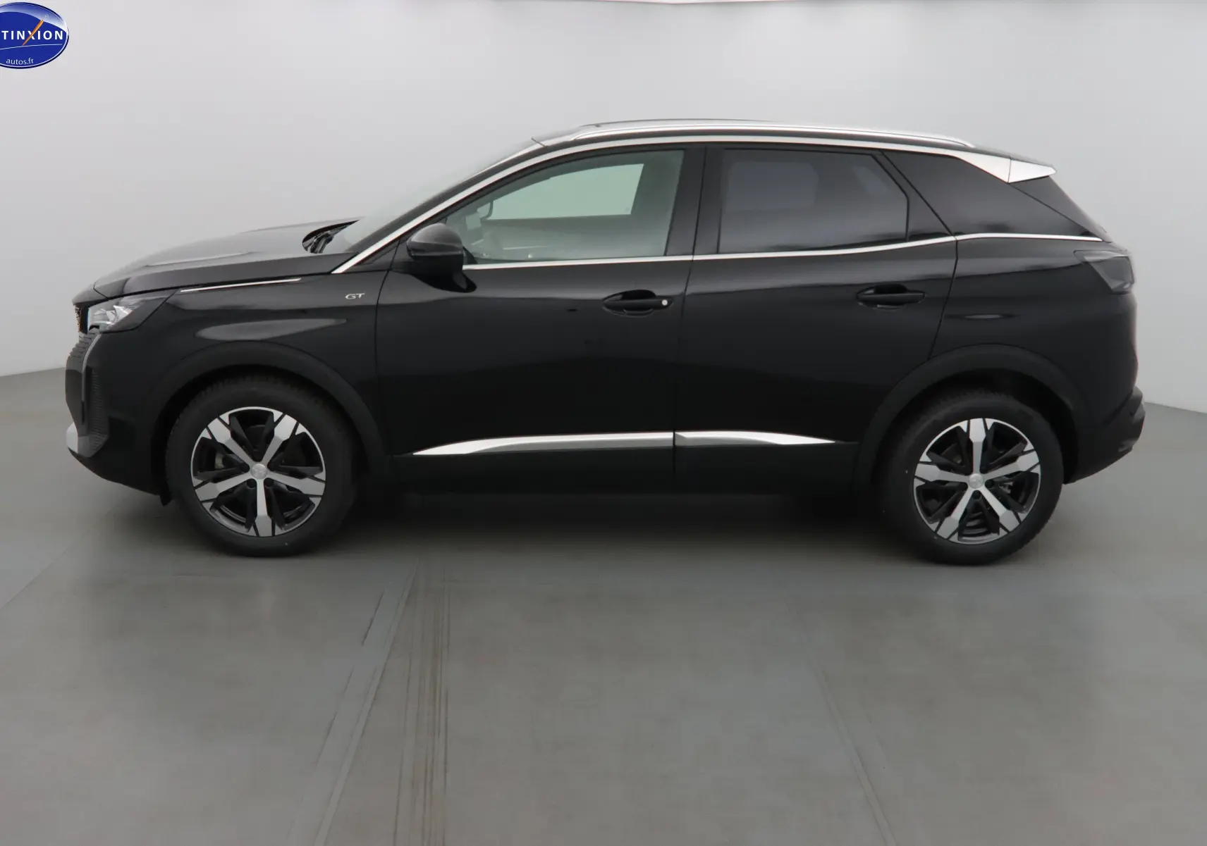 Profil côté gauche du Peugeot 3008 GT noir perle métal avec jantes bi-ton et finitions chromées.