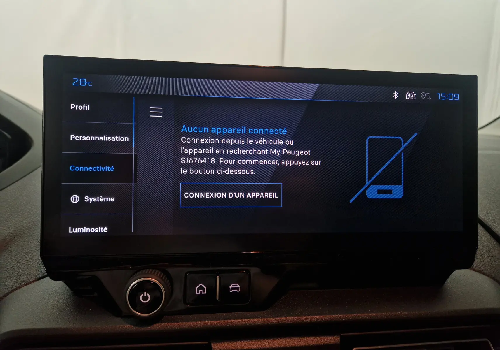 Écran tactile central du Peugeot Partner 2025 affichant le menu connectivité avec message de non connexion d'appareil.