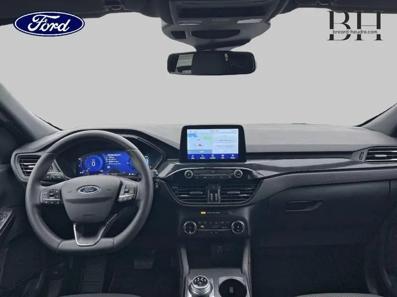 Vue intérieure frontale du tableau de bord du Ford Kuga gris, avec écran tactile central et volant multifonction cuir.