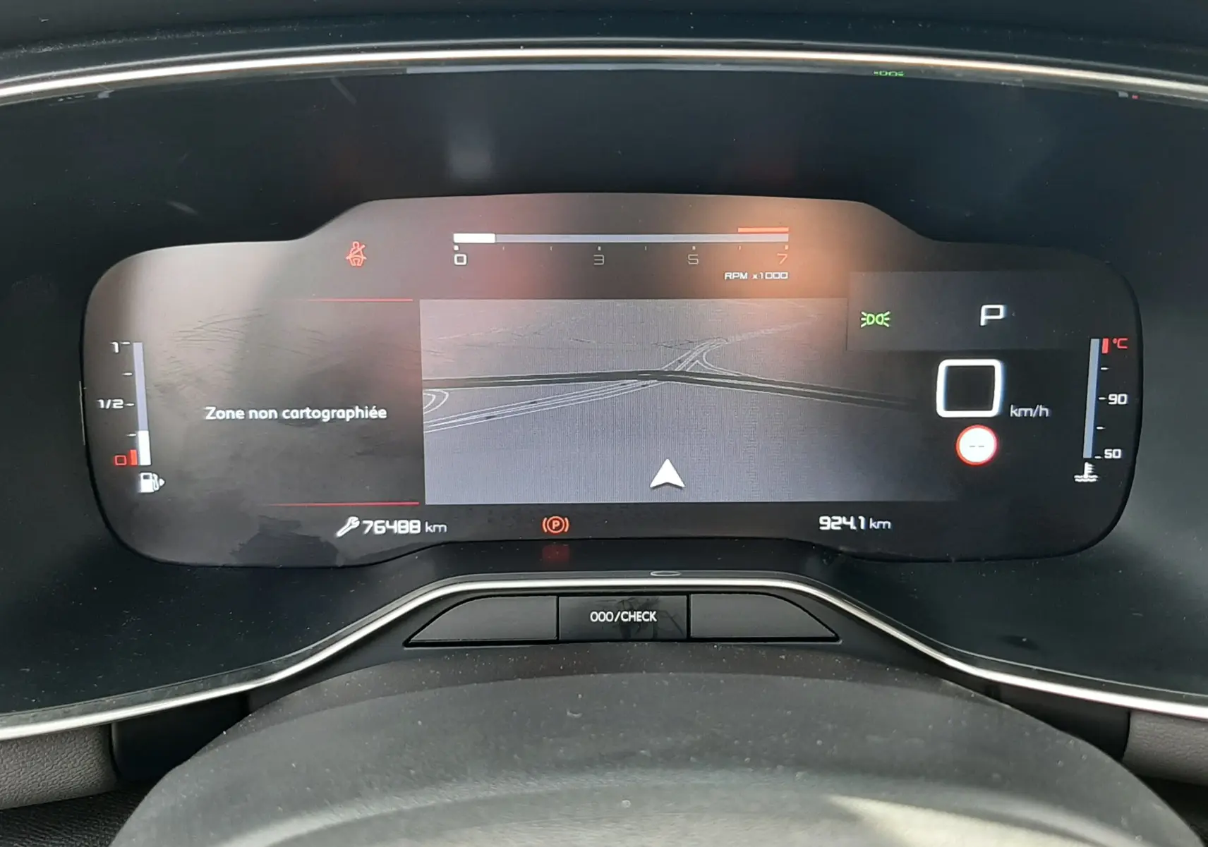 Vue rapprochée du tableau de bord numérique du Citroën C5 Aircross noir, affichant la navigation et les indicateurs de vitesse et température.
