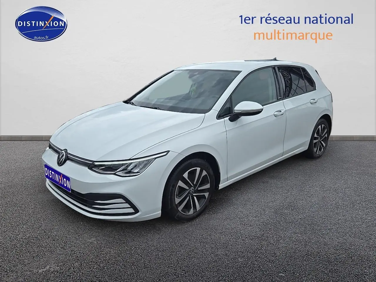 Volkswagen Golf blanc vue 3/4 avant droit avec jantes alliage et phares LED modernes.