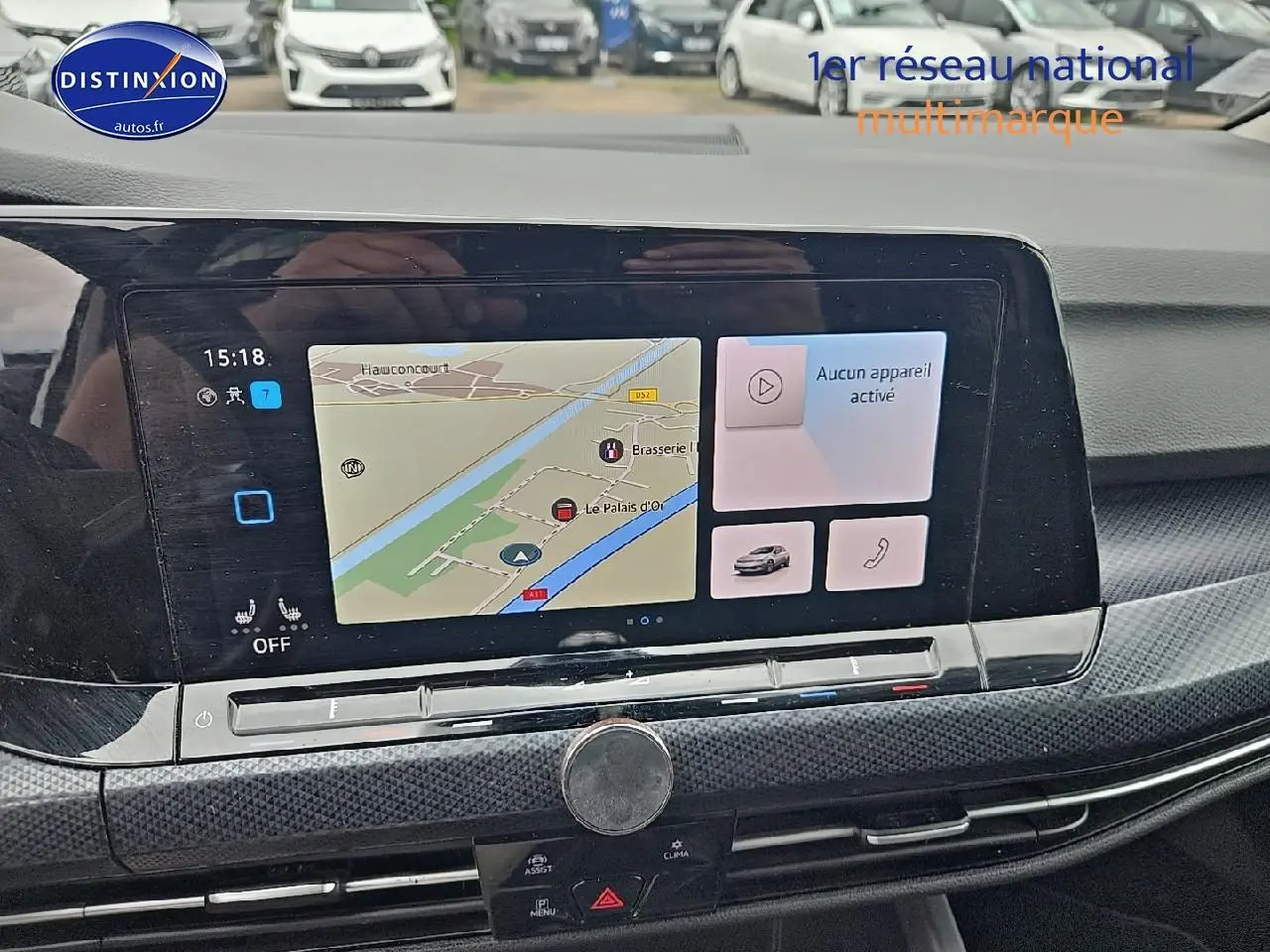 Écran tactile central avec navigation GPS dans l’habitacle d’une Volkswagen Golf blanche, vue de face.