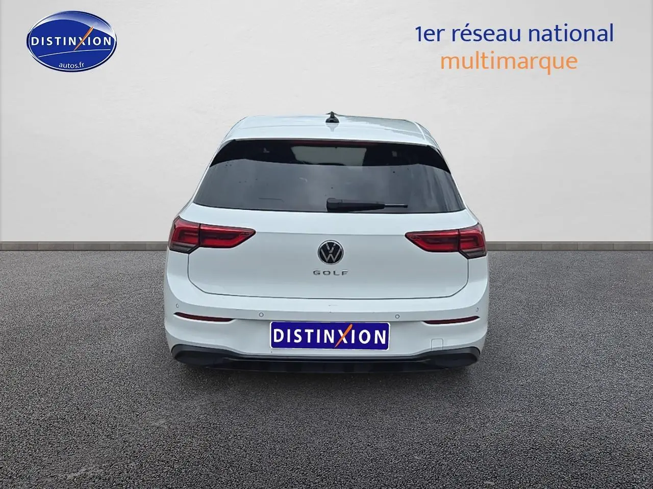 Vue arrière d'une Volkswagen Golf blanche de 2021 avec feux arrière LED et vitres teintées.