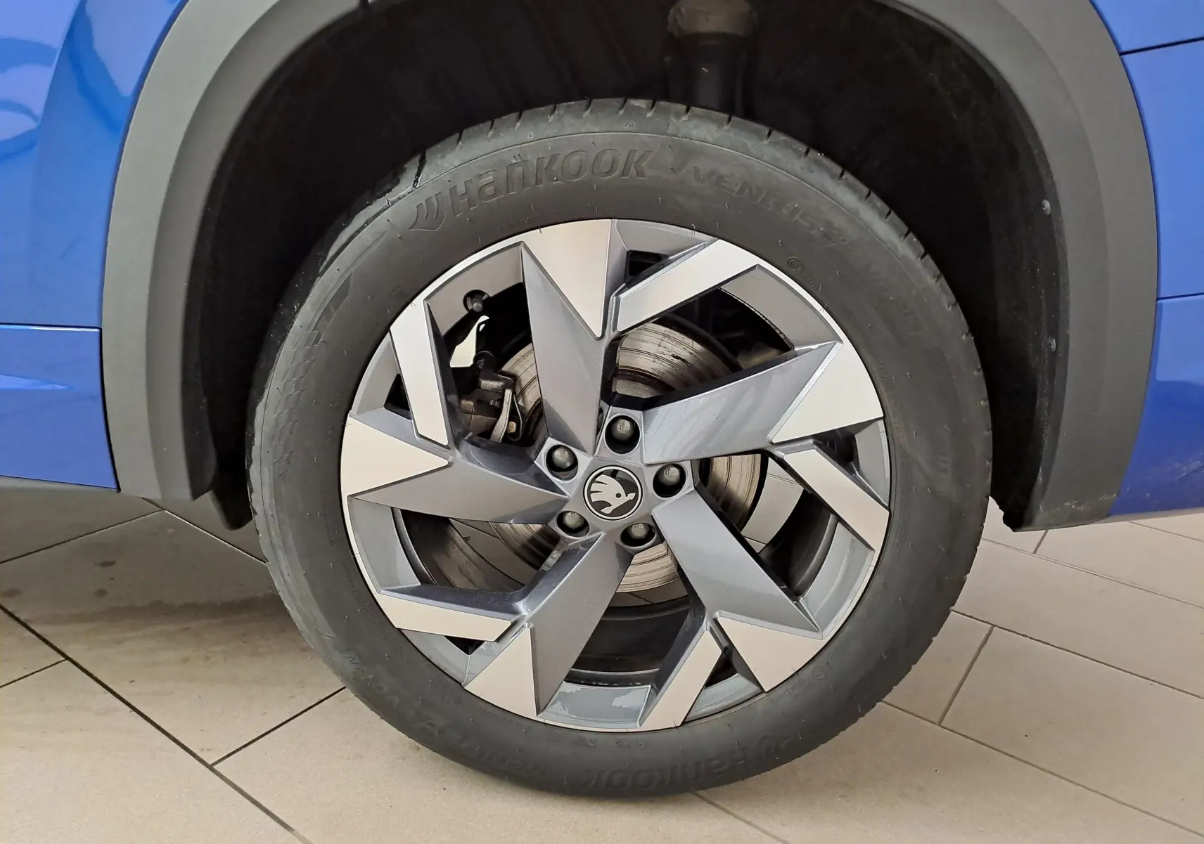 Gros plan sur la roue avant droite du Skoda Kodiaq Bleu RS, mettant en valeur la jante alliage au design géométrique.