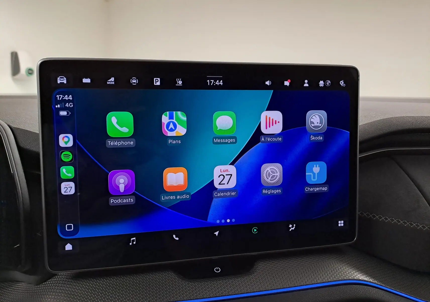 Écran tactile central affichant l'interface Apple CarPlay dans l'habitacle du Skoda Kodiaq Bleu RS, vue de face.
