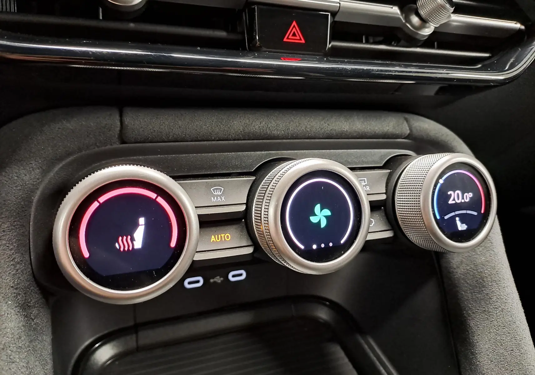 Gros plan sur les commandes circulaires du climatiseur du Skoda Kodiaq Bleu RS, affichant la température et la ventilation.