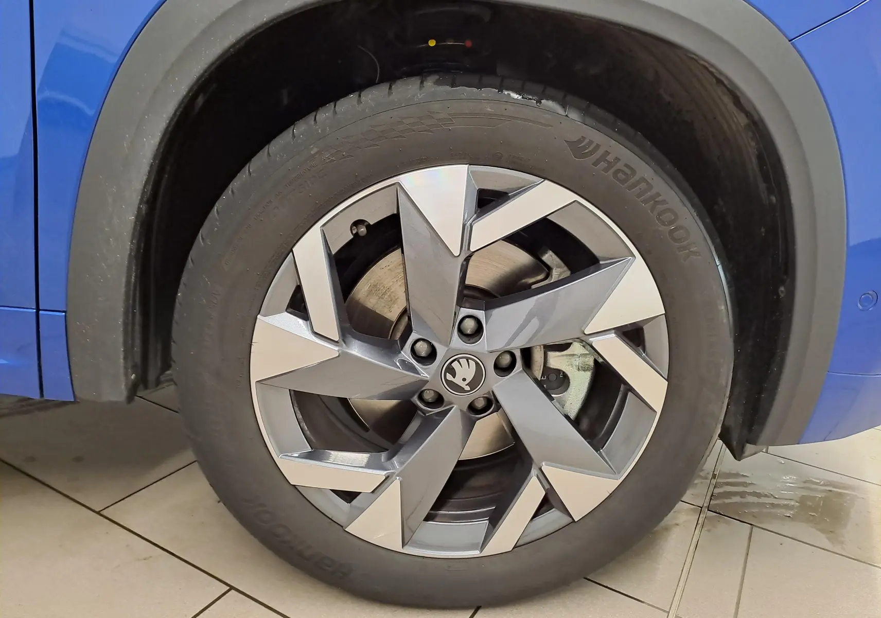 Gros plan sur la roue avant gauche du Skoda Kodiaq Bleu RS, mettant en valeur la jante alliage au design géométrique.