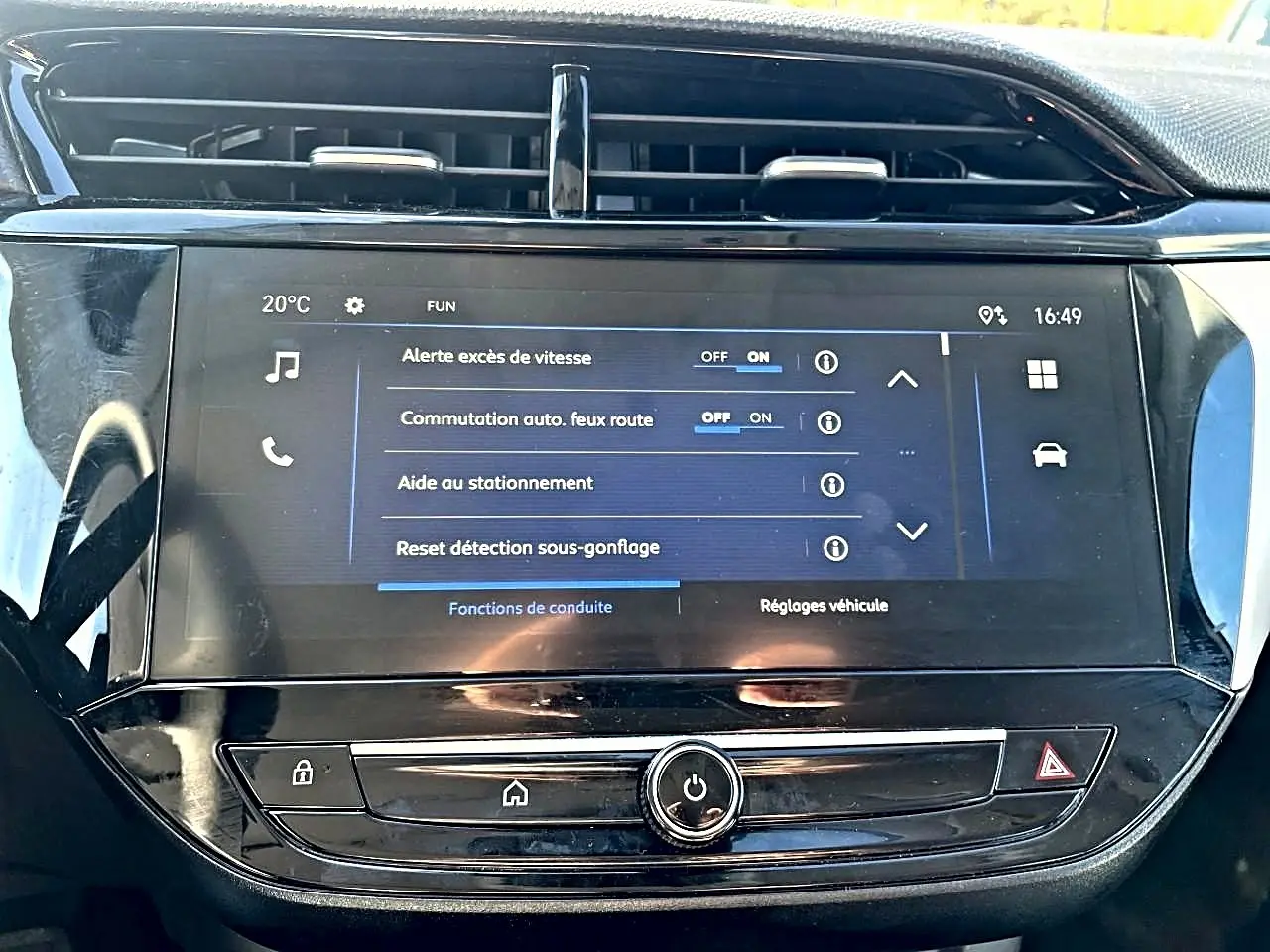 Écran tactile central de l’Opel Corsa gris 2025 affichant les réglages d’aide à la conduite et alertes vitesse.