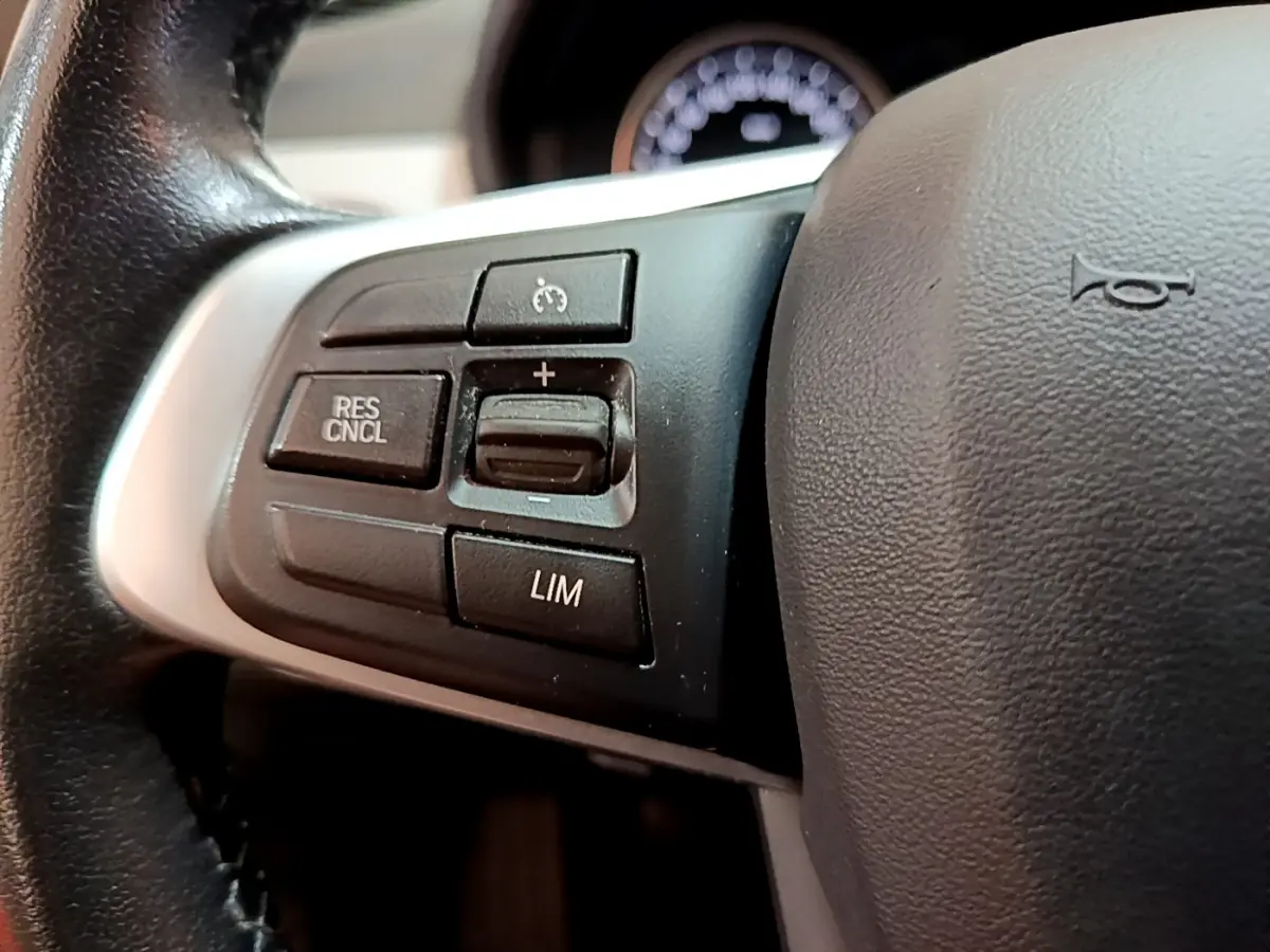 Gros plan sur les commandes de régulateur de vitesse du volant noir d’un BMW X1 sDrive18i Lounge 2019.