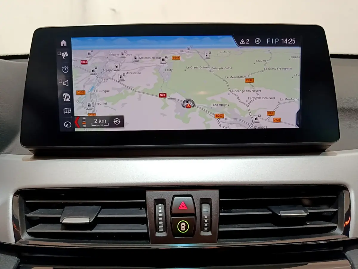 Écran tactile central 6,5 pouces avec navigation GPS, tableau de bord et aérateurs du BMW X1 sDrive18i Lounge blanc 2019.