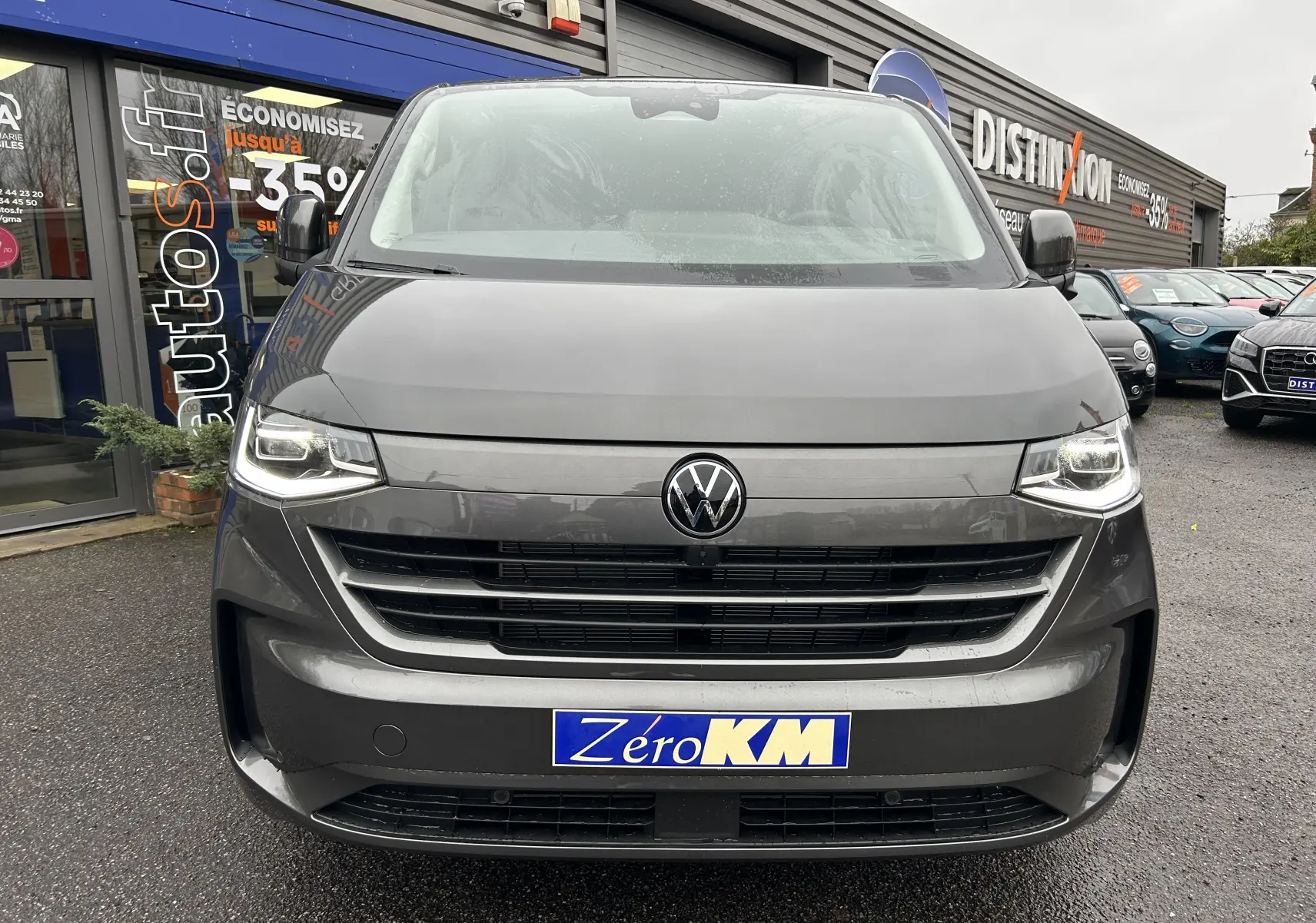 Vue de face du Volkswagen Transporter T7 ProCab graphite Dust avec calandre noire et phares LED allumés.