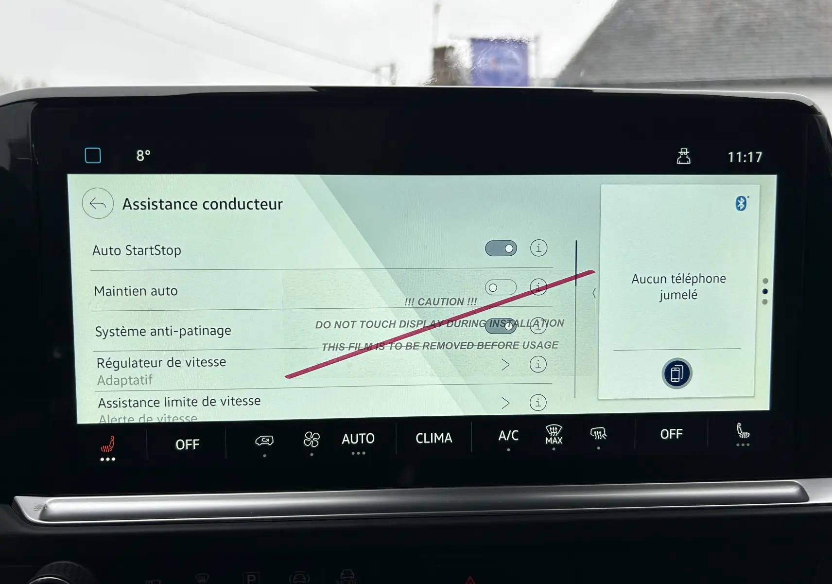 Écran tactile intérieur du Volkswagen Transporter T7 Business affichant les options d’assistance conducteur.