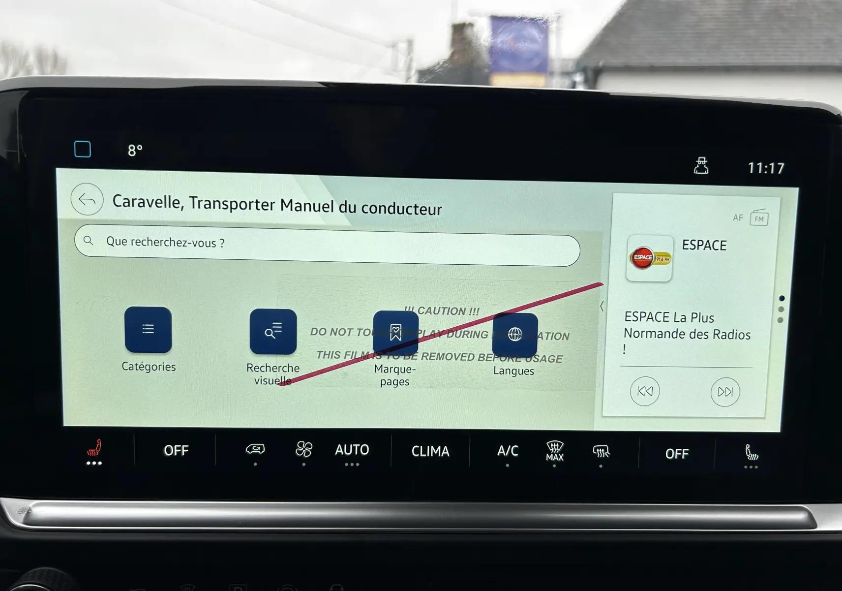 Écran tactile central du Volkswagen Transporter T7 Business, affichant le manuel conducteur en intérieur noir.