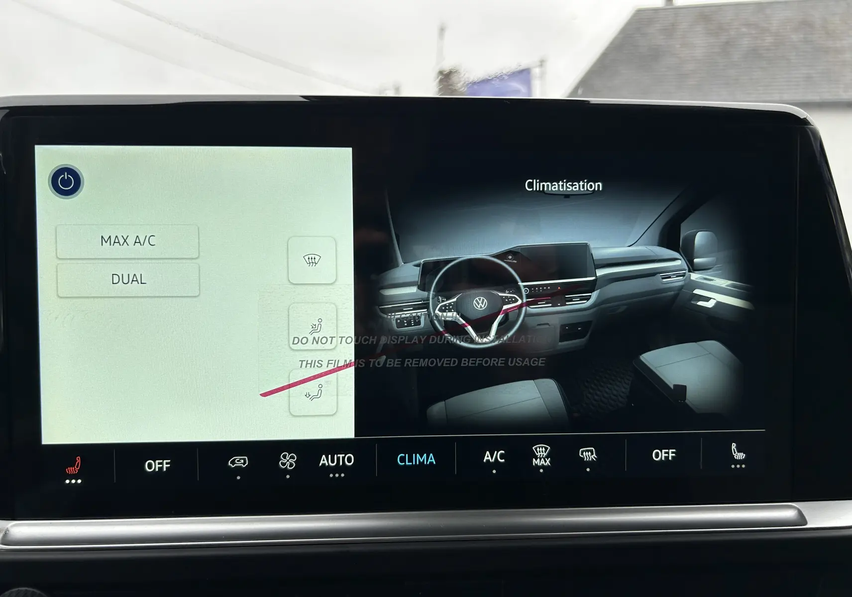 Écran tactile intérieur du Volkswagen Transporter T7 Business montrant le réglage de la climatisation.