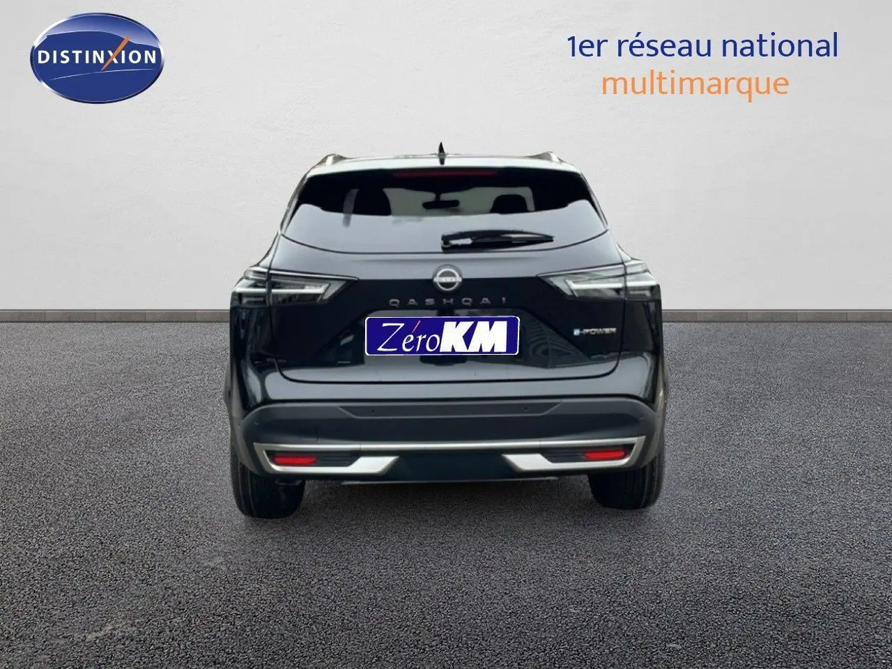 Vue arrière du Nissan Qashqai 1.5 E-POWER noir perle métal avec logo et feux LED distinctifs.