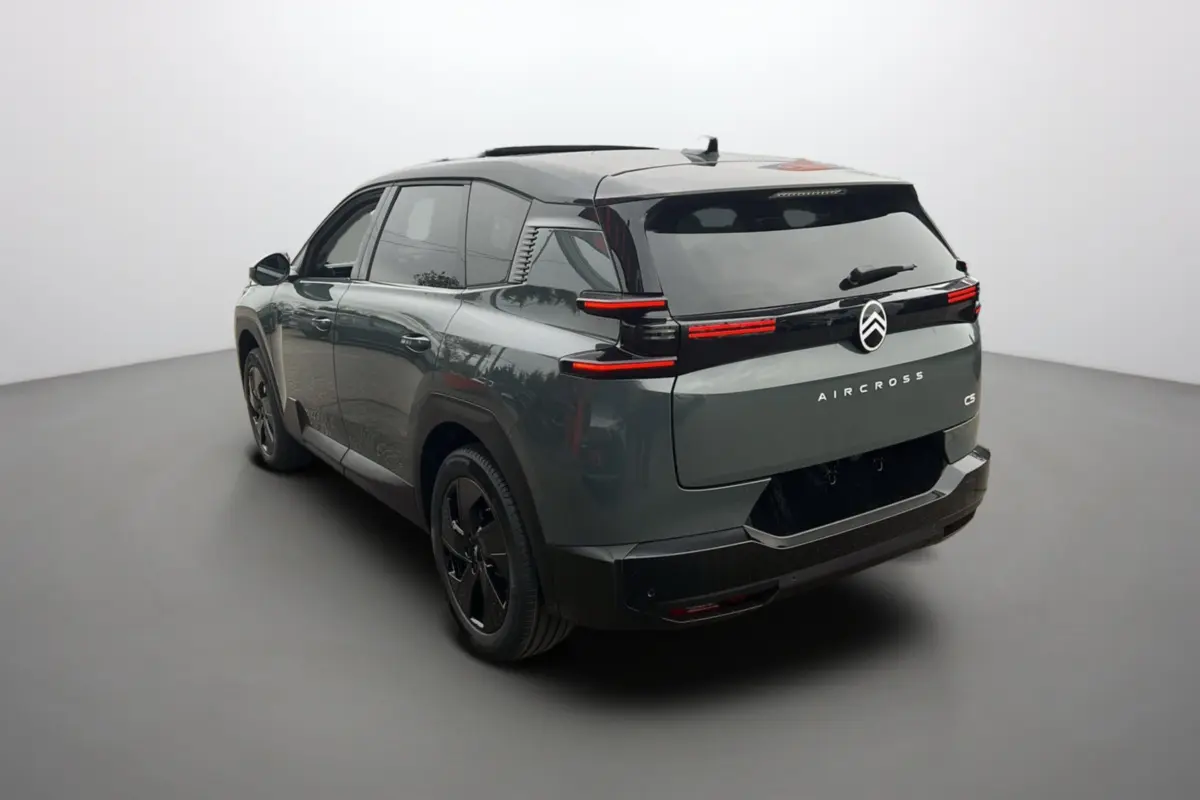Vue 3/4 arrière gauche du Citroën C5 Aircross vert Astoria avec toit noir et feux arrière LED horizontaux.