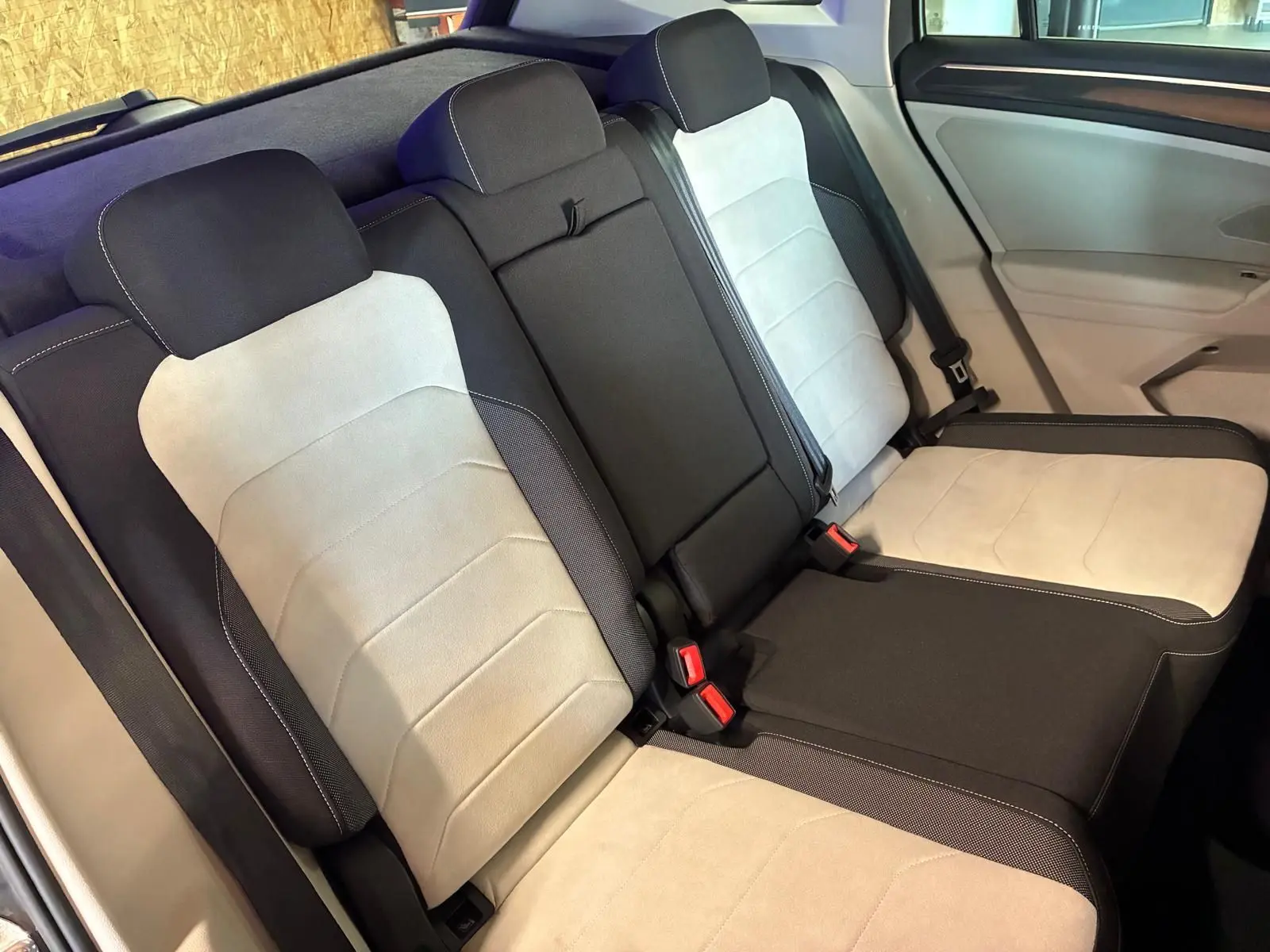 Vue intérieure des sièges arrière bicolores gris clair et noir du Volkswagen Tiguan 2023, finition élégante.