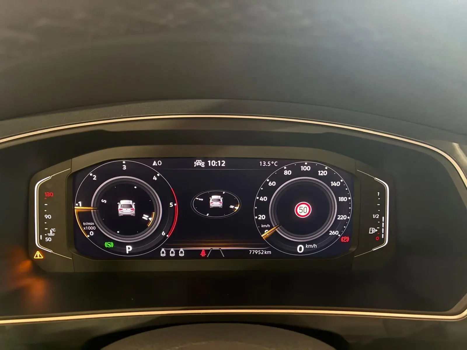 Vue rapprochée du combiné d'instruments digital du Volkswagen Tiguan 2023, affichant la vitesse et le régime moteur.