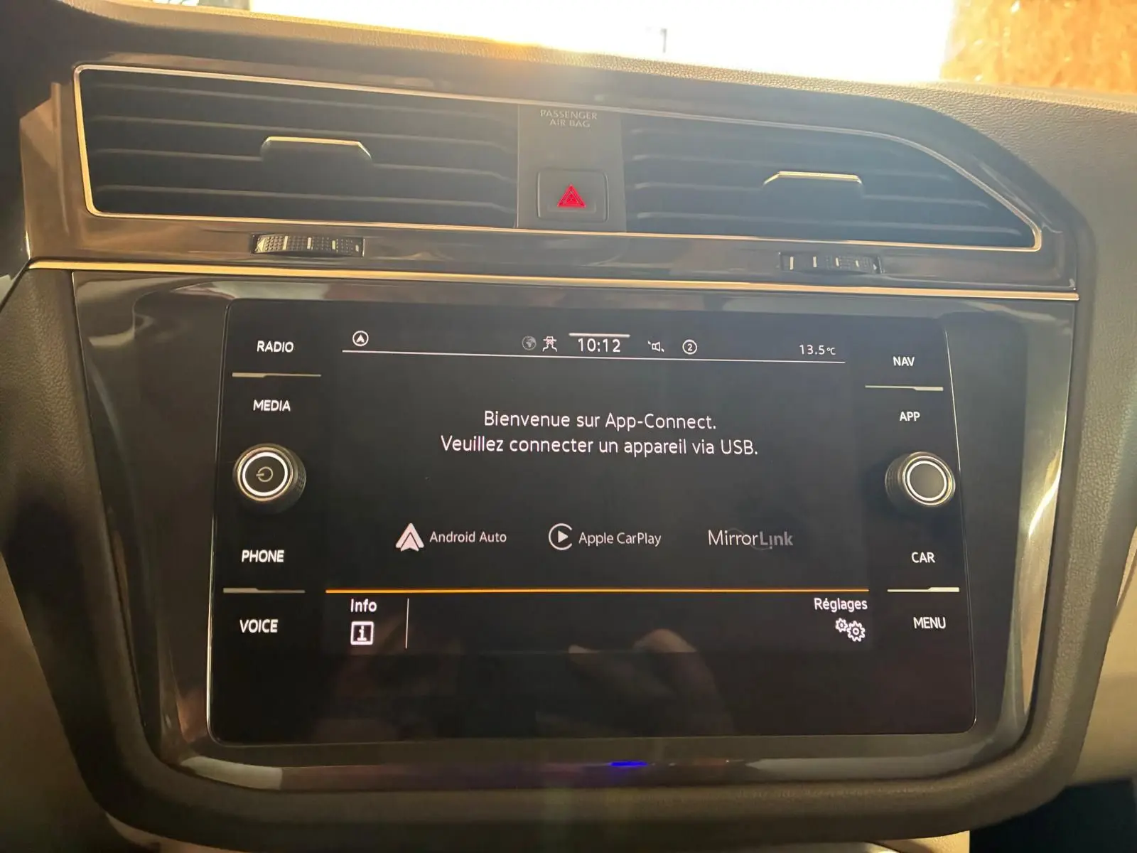 Vue rapprochée de l’écran tactile central du Volkswagen Tiguan 2023 gris, affichant l’interface App-Connect.