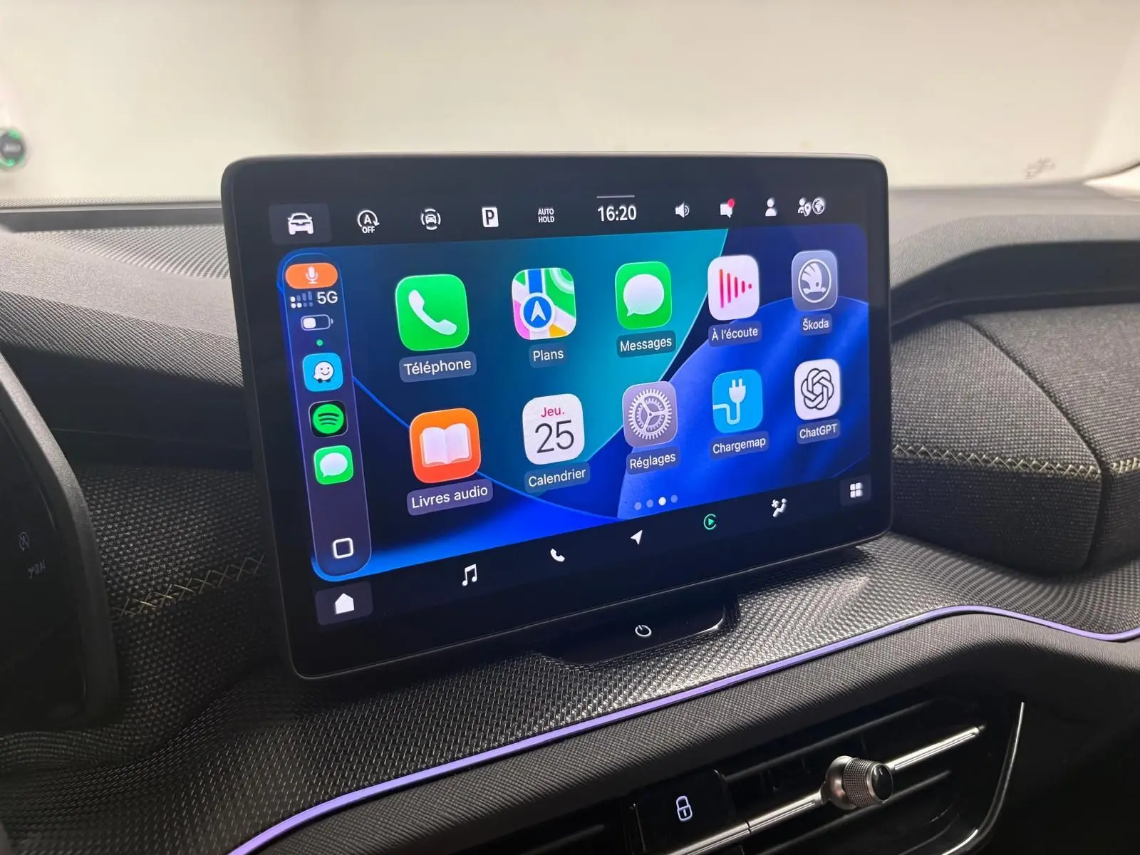 Écran tactile central du Skoda Kodiaq 2025 gris graphite, affichant l’interface multimédia avec applications connectées.