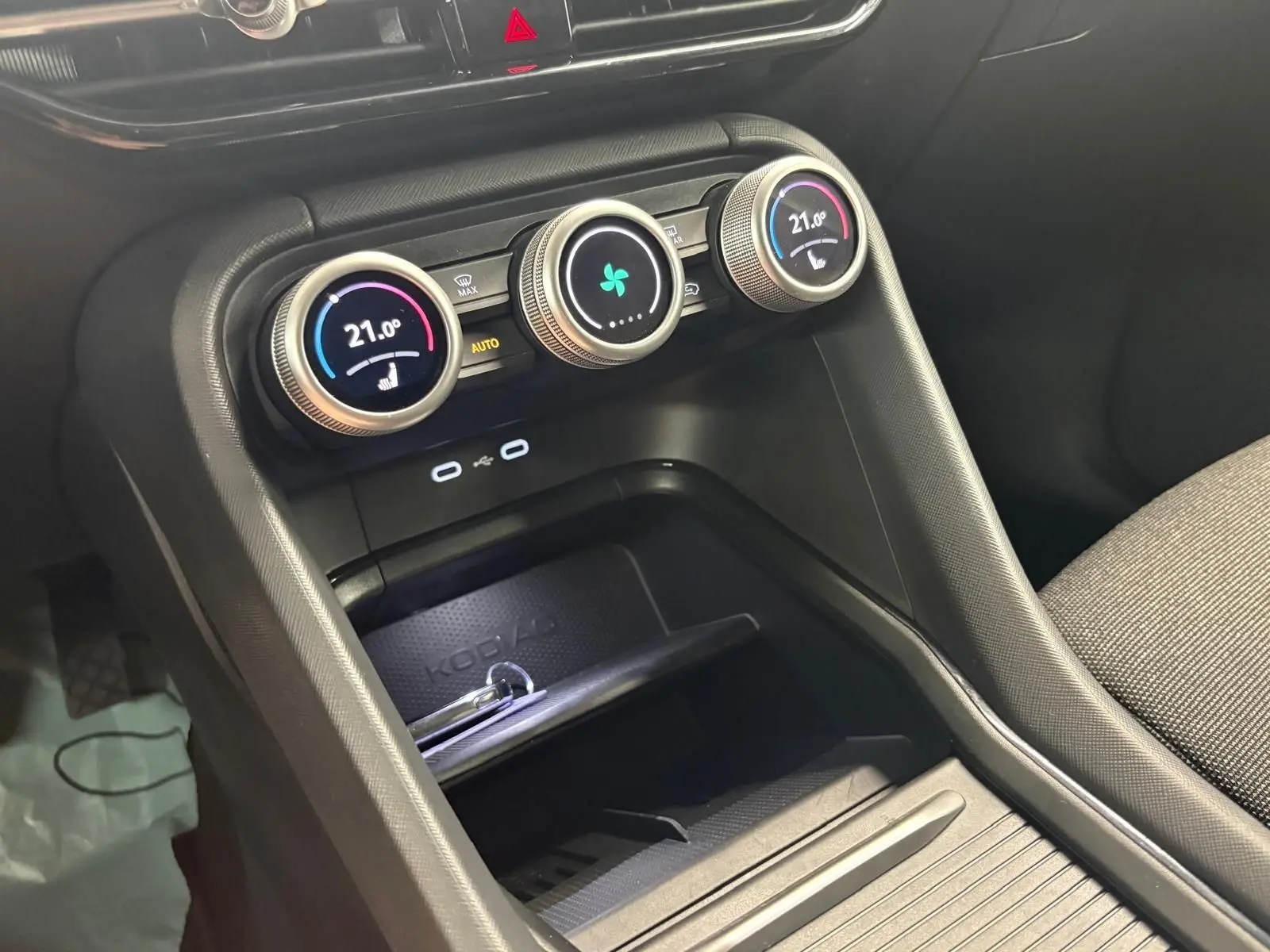 Gros plan sur la console centrale du Skoda Kodiaq 2025, avec commandes de climatisation digitales et finition noire texturée.