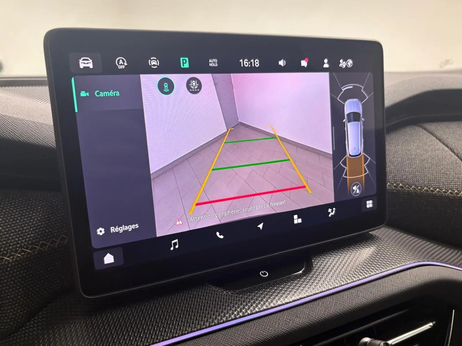 Écran tactile intérieur du Skoda Kodiaq 2025 montrant la caméra de recul avec guidage coloré et affichage des capteurs.