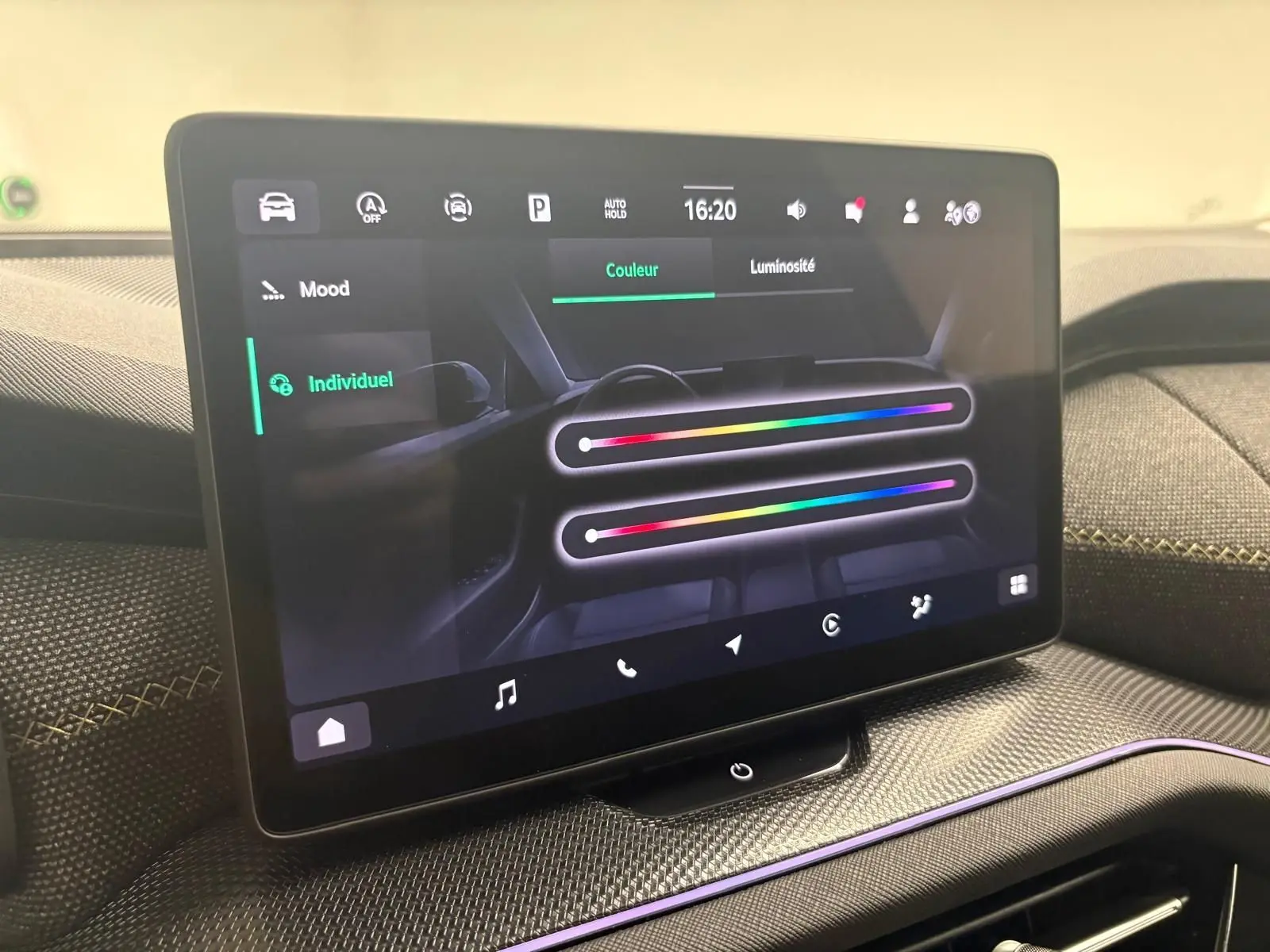 Écran tactile central du Skoda Kodiaq 2025 gris graphite, affichant les réglages de couleur et luminosité intérieure.