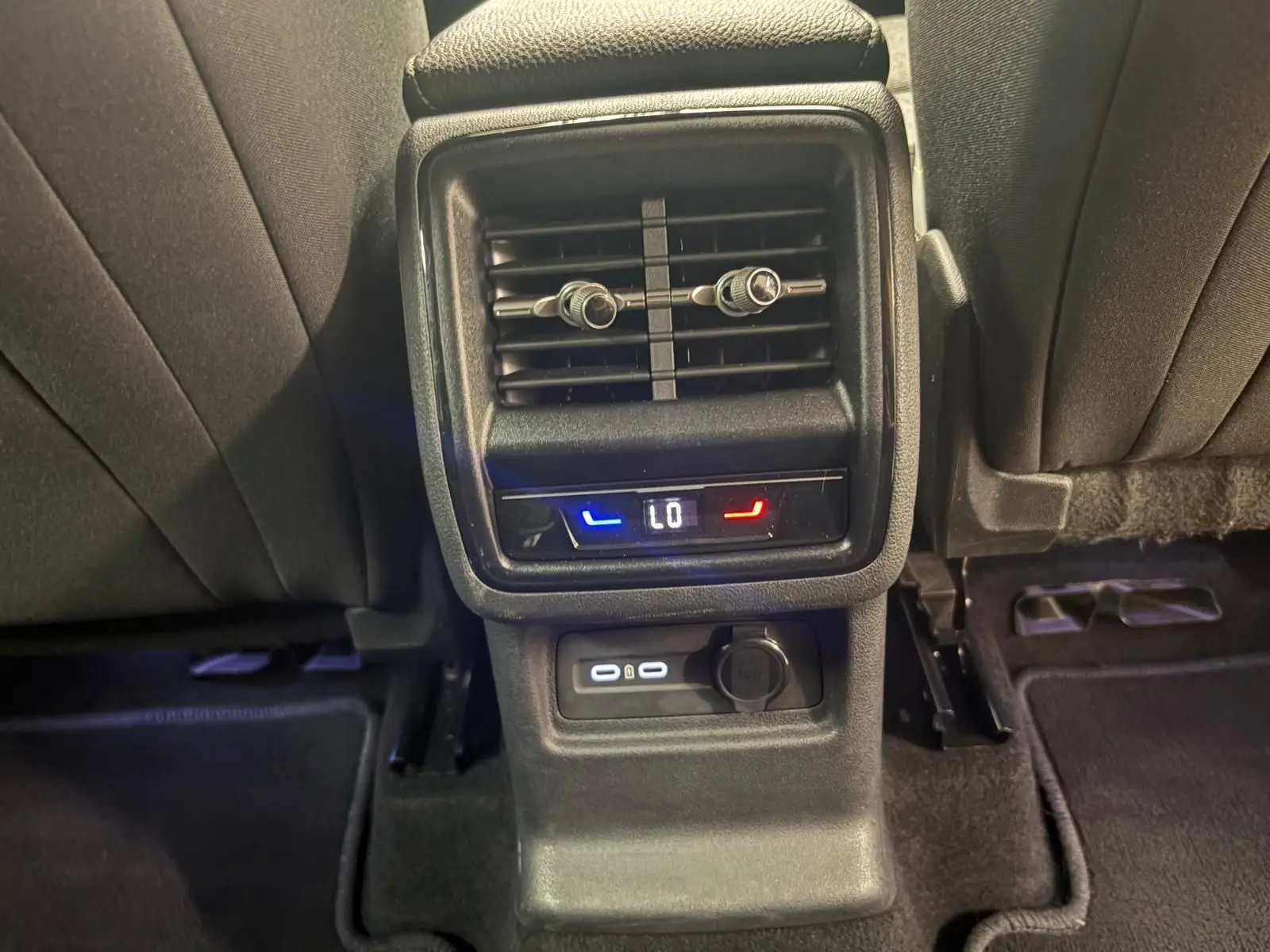 Détail de la console arrière du Skoda Kodiaq gris graphite 2025, montrant les aérateurs et commandes de climatisation pour les passagers arrière.