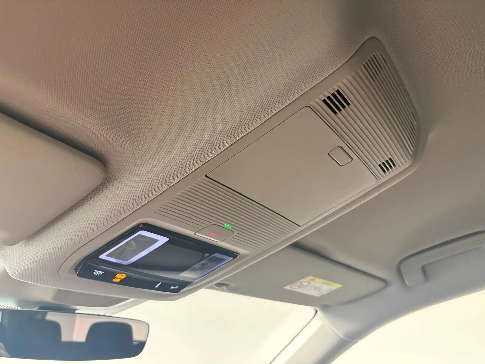 Plafonnier intérieur avec commandes lumineuses du Skoda Kodiaq gris graphite, vue en légère contre-plongée vers l'avant.