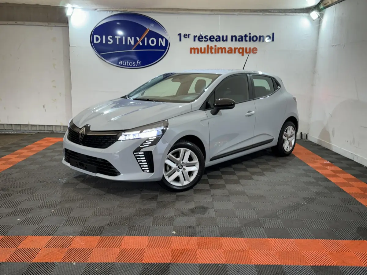 Renault Clio Evolution Blue dCi 100 2025 gris clair vue 3/4 avant avec feux LED et jantes alliage.