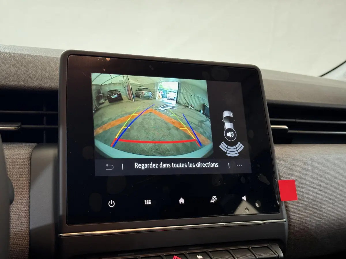 Écran tactile central montrant la caméra de recul avec guidage dynamique dans une Renault Clio gris clair 2025.