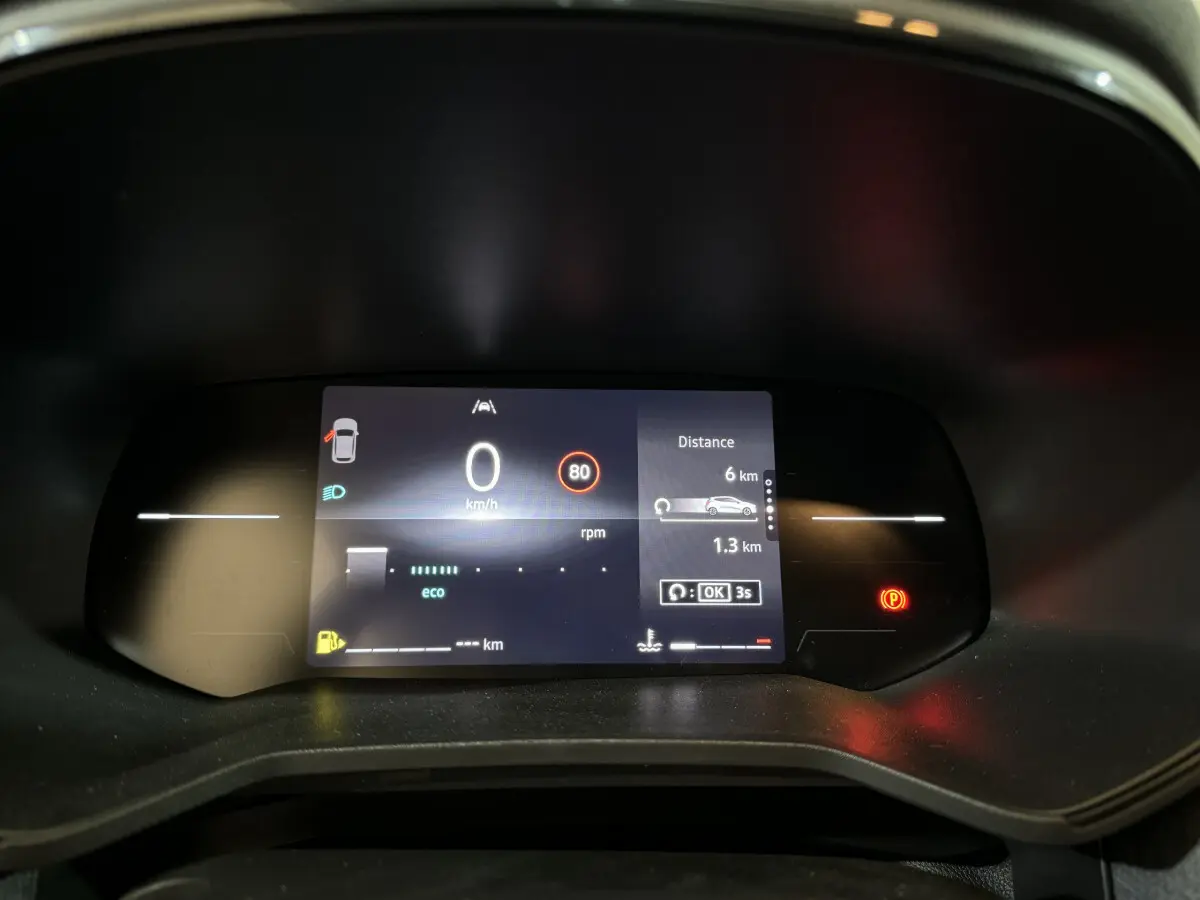 Affichage numérique du combiné d'instruments de la Renault Clio 2025, avec vitesse à 0 km/h et alertes visibles.