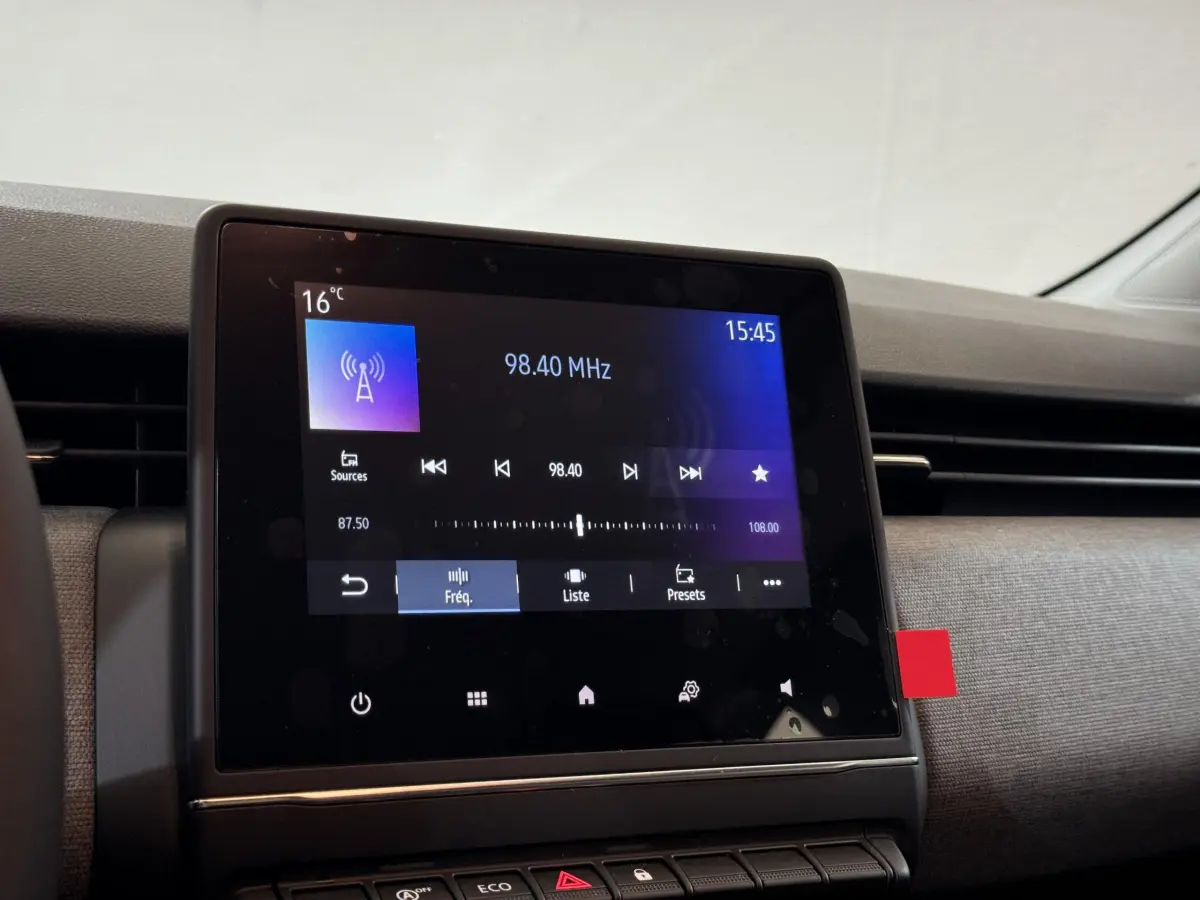 Écran tactile central affichant la radio à 98,40 MHz dans l’habitacle gris clair d’une Renault Clio 2025.