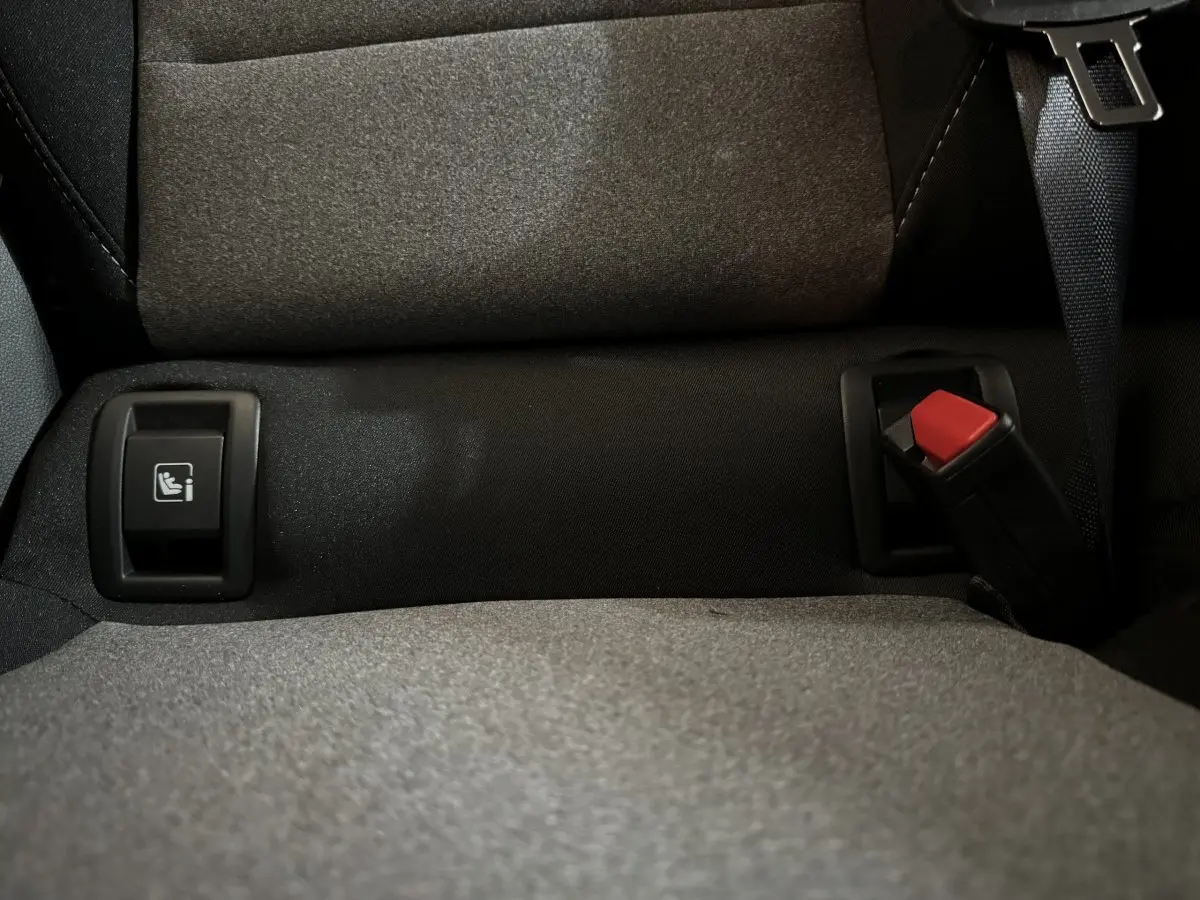 Gros plan sur la banquette arrière grise de la Renault Clio 2025 avec ceinture et fixation Isofix visibles.