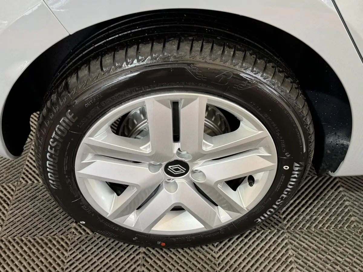 Gros plan sur la roue avant droite grise d'une Renault Clio 2025 avec jante alliage et pneu Bridgestone.