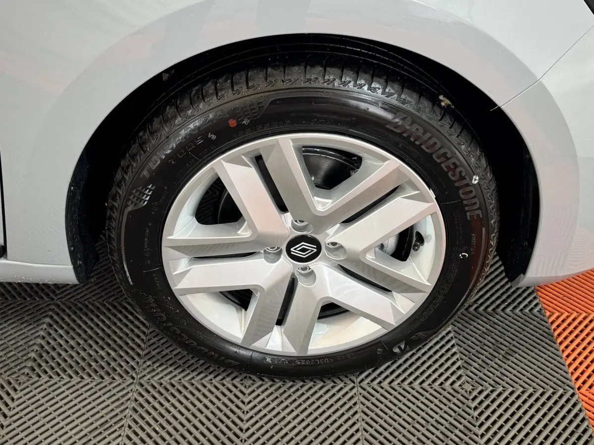 Gros plan sur la roue avant droite gris clair de la Renault Clio Evolution Blue dCi 100 avec jante alliage et pneu Bridgestone.