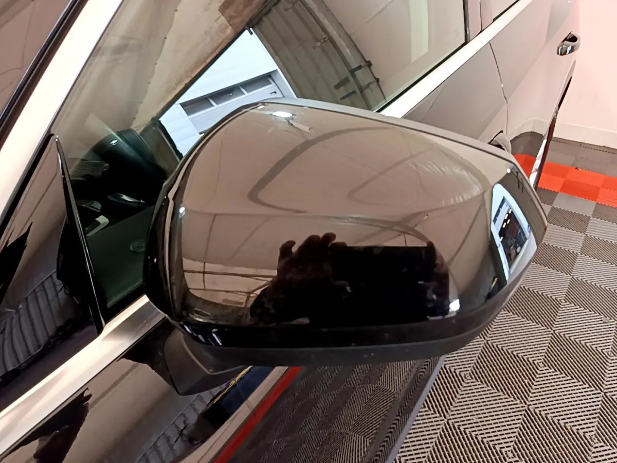 Gros plan sur le rétroviseur extérieur gauche noir brillant de l'Audi Q3 35 TDI 150 S tronic Business Line 2021.