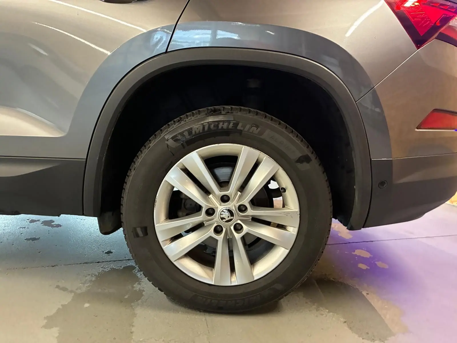 Gros plan sur la roue arrière droite gris métallisé d’un Skoda Kodiaq 2023 avec jante alu 17 pouces.