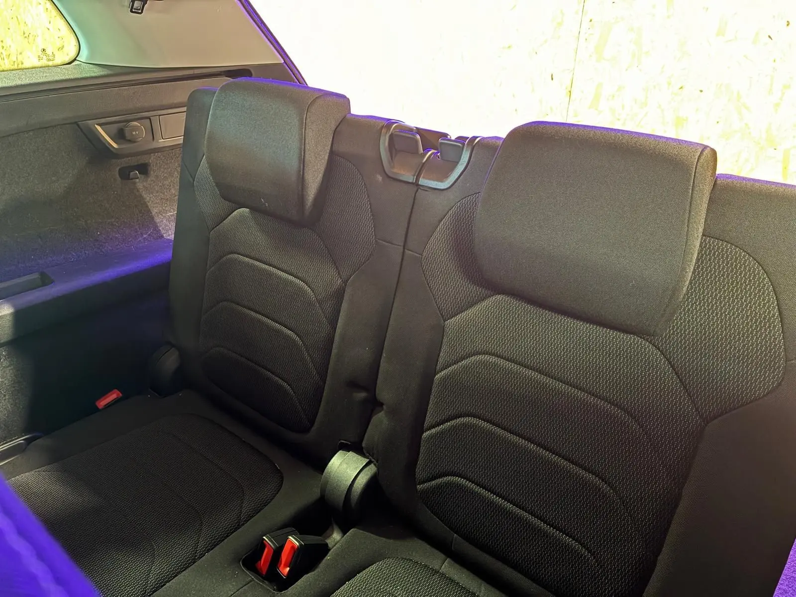 Vue rapprochée des sièges arrière en tissu noir du Skoda Kodiaq 7 places, avec ceintures de sécurité visibles.