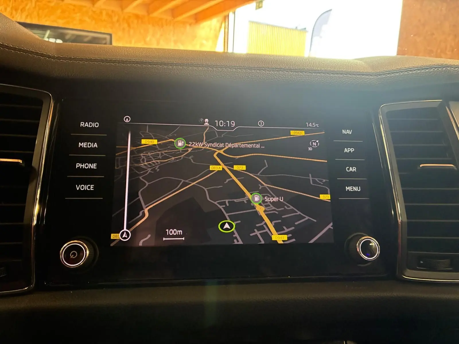 Écran tactile du GPS de la Skoda Kodiaq 2023 affichant une carte routière avec options de navigation.