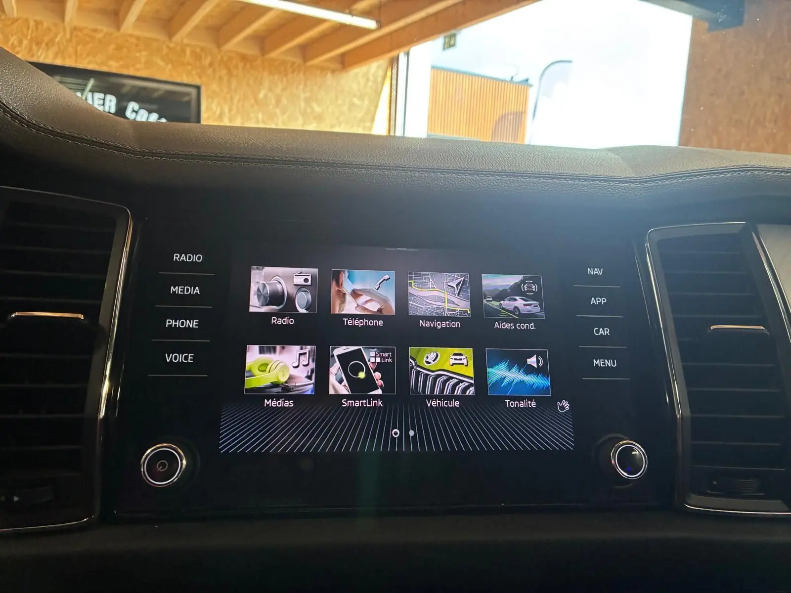 Écran tactile central du tableau de bord du Skoda Kodiaq 2023, affichant le menu multimédia et navigation.