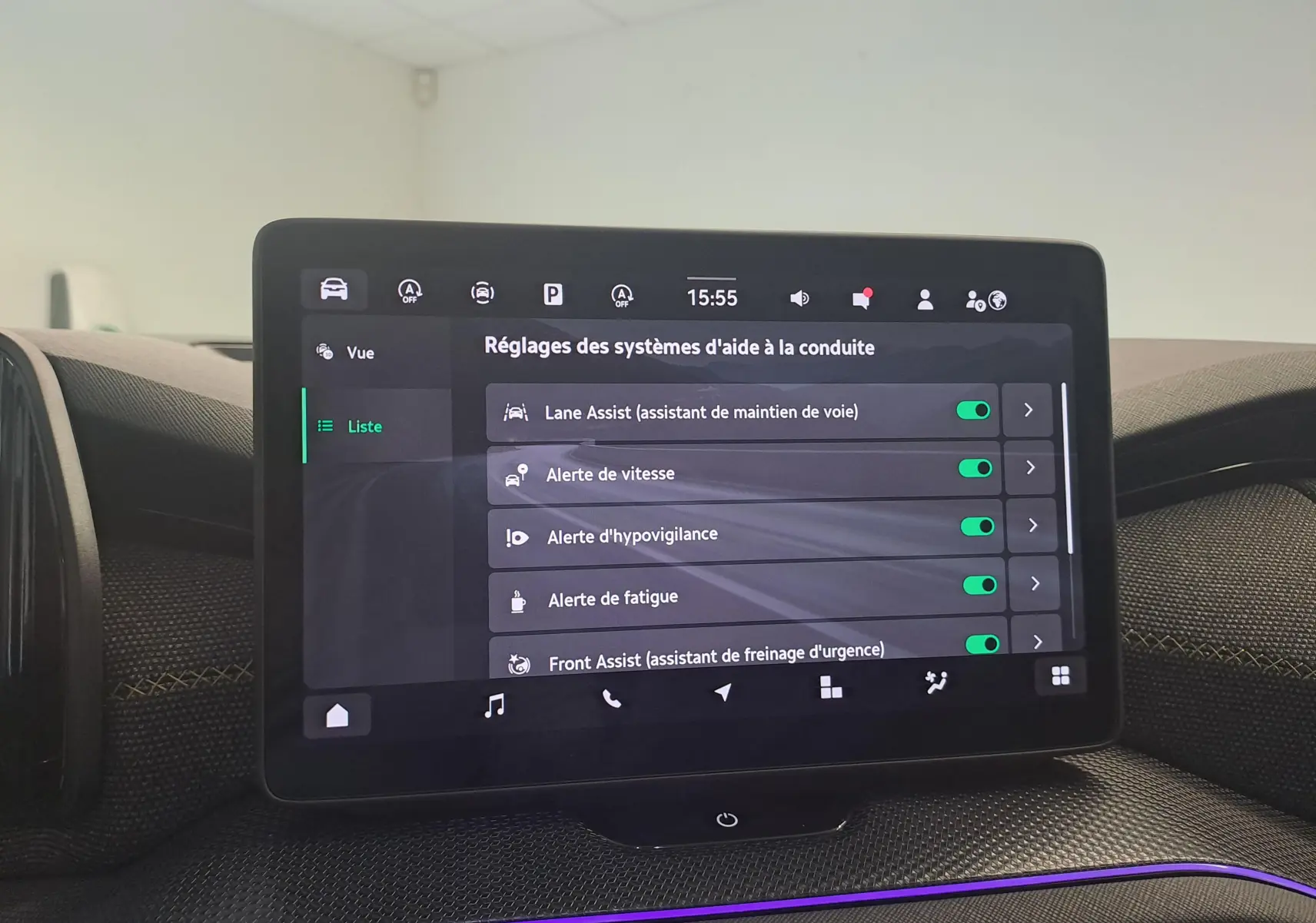 Écran tactile central du Skoda Kodiaq 2025 gris graphite affichant les réglages des aides à la conduite.