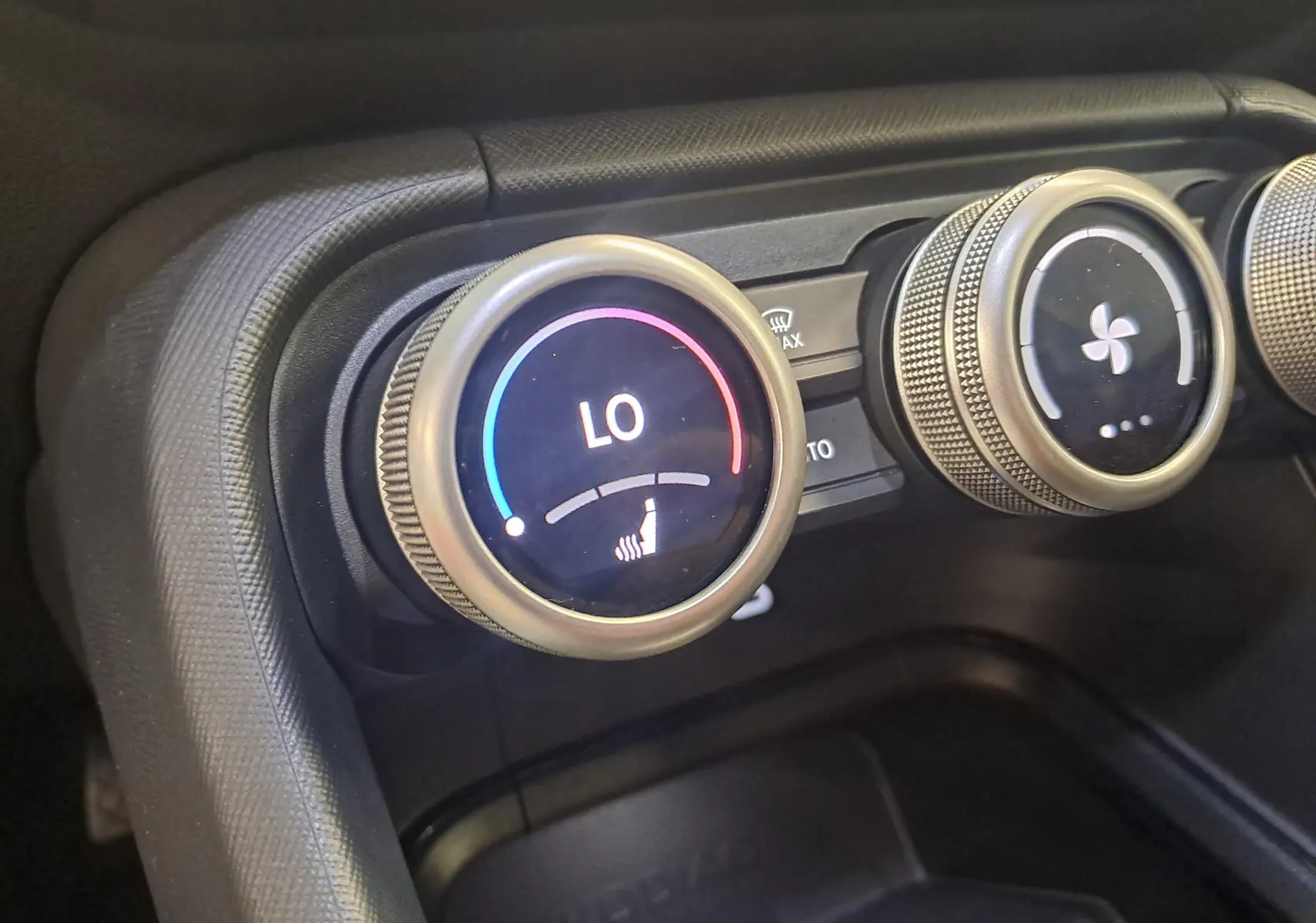 Gros plan sur les commandes circulaires de la climatisation du Skoda Kodiaq 2025 en gris graphite, avec réglage sur "LO".