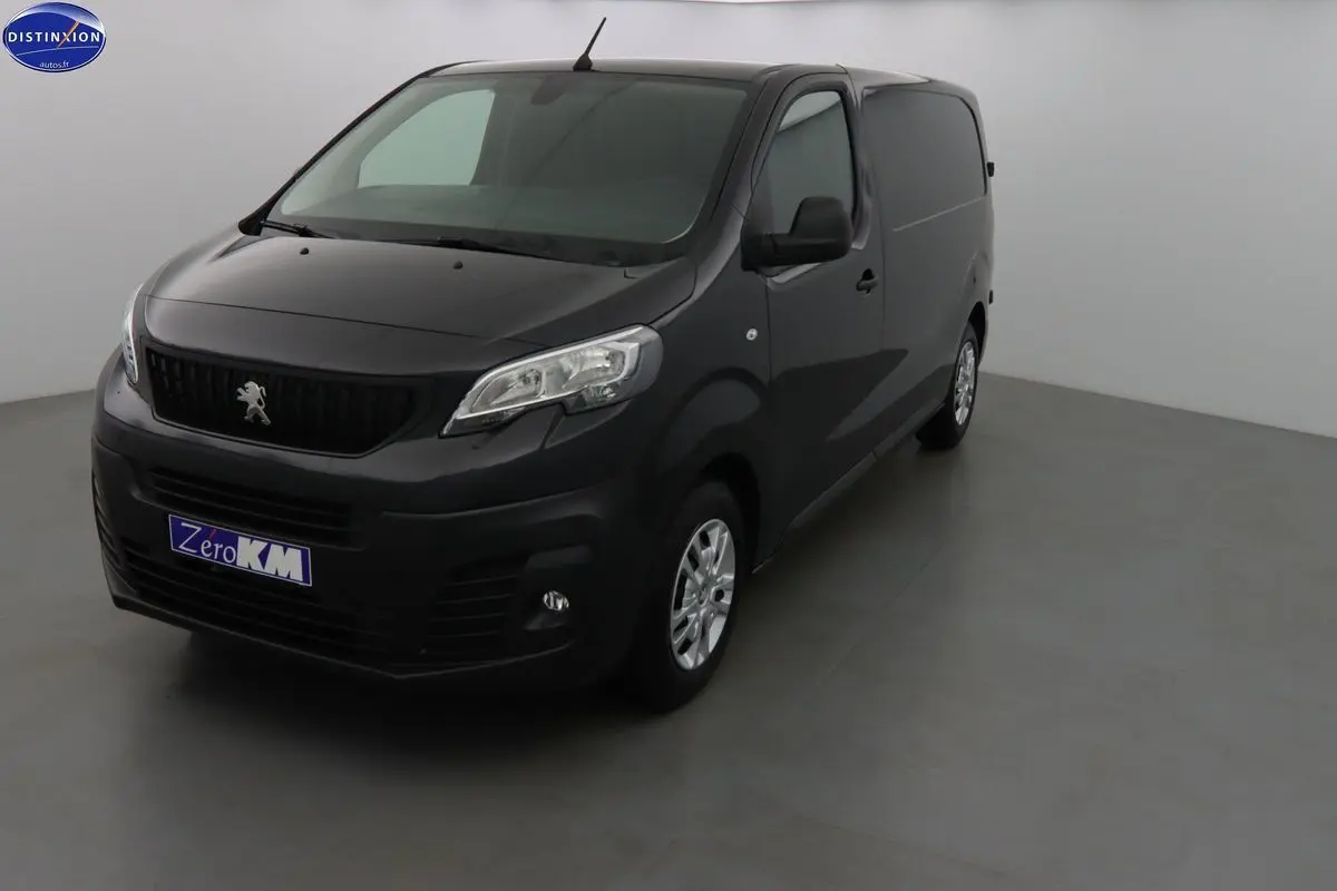 Peugeot Expert Fourgon noir métal vu en 3/4 avant droit dans un studio lumineux, avec calandre noire et jantes argentées.