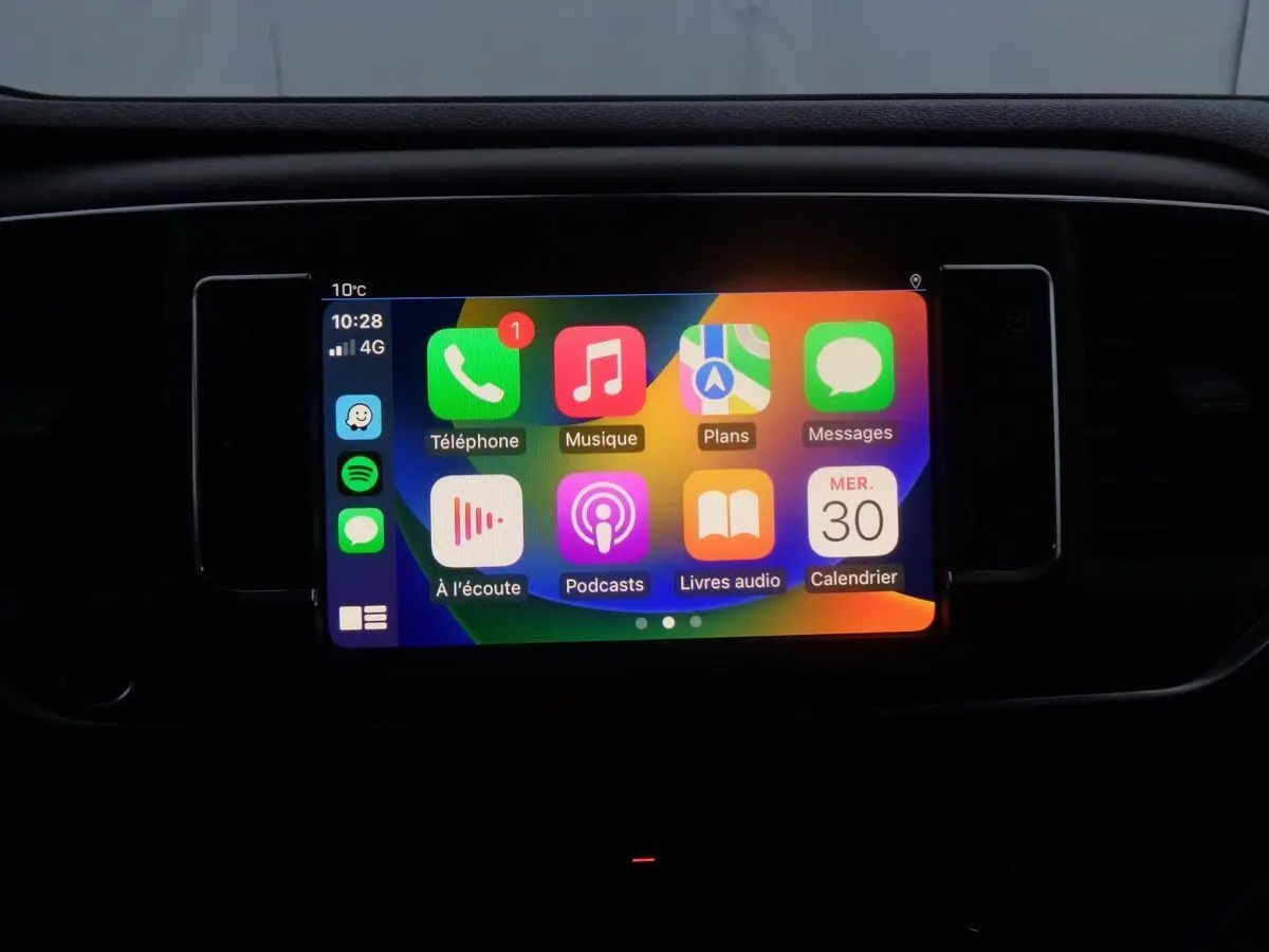 Écran tactile central allumé du Peugeot Expert Fourgon noir métal 2022, affichant les applications connectées.