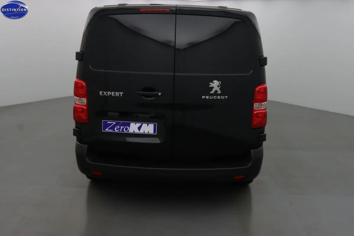 Vue arrière du Peugeot Expert Fourgon noir métal 2022 avec portes battantes et feux rouges visibles.