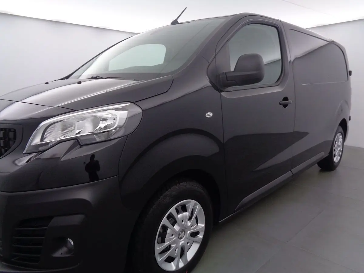 Vue 3/4 avant droit du Peugeot Expert Fourgon noir métal 2022 avec jantes argentées et carrosserie lisse.