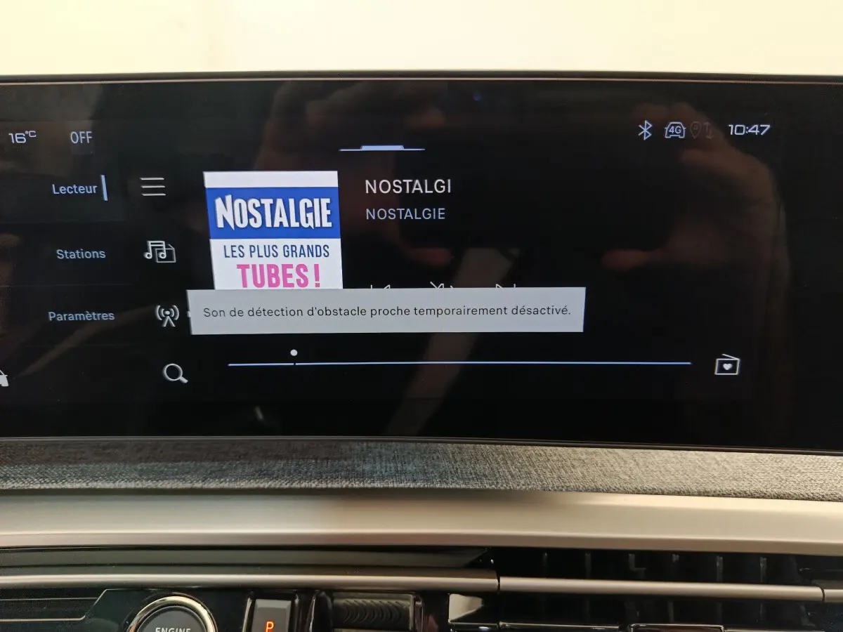 Écran tactile central du tableau de bord du Peugeot 3008 gris foncé, affichant la radio Nostalgie.