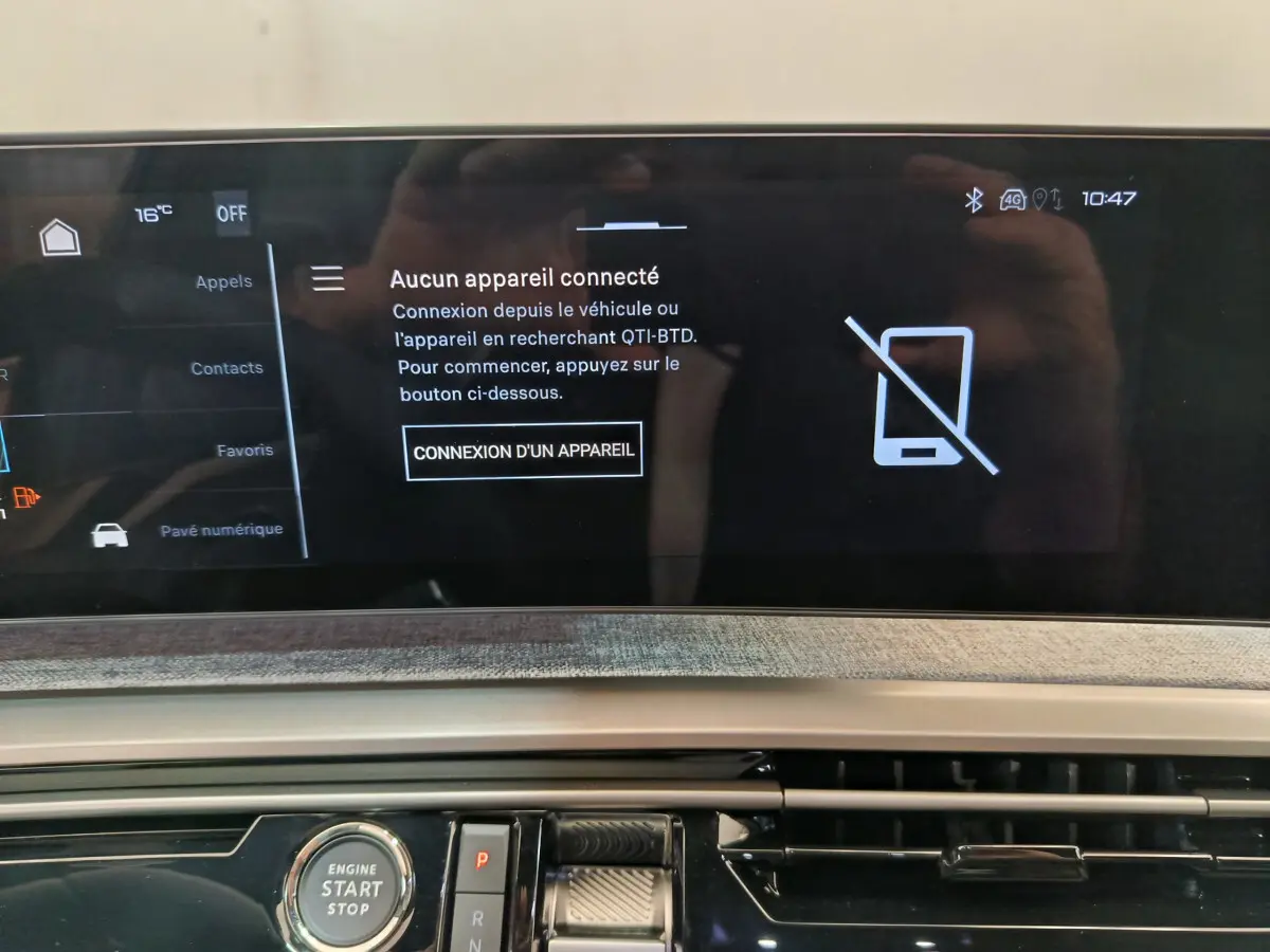 Écran tactile central du tableau de bord du Peugeot 3008 gris foncé 1.2 Hybrid 145 GT affichant la connexion Bluetooth inactive.